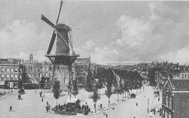La Oostplein e il mulino De Noord in una foto del 1913. Si notino le dimensioni del mulino e delle pale.