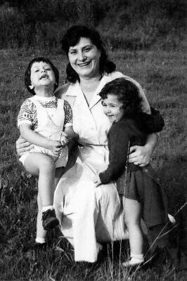 Licia Rognini Pinelli con le due figlie. Silvia e Claudia, intorno alla metà degli anni '60. (Fonte: archivio privato. Claudia Pinelli)