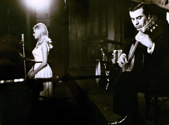 Il chitarrista classico Dimitris Fabas e la cantante Dora Yannakopoulos nel 1963, durante una delle prime interpretazioni di Ένας όμηρος.
