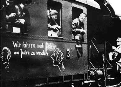1939. Convoglio militare tedesco. La scritta recita: ”Stiamo andando in polonia a colpire gli ebrei”