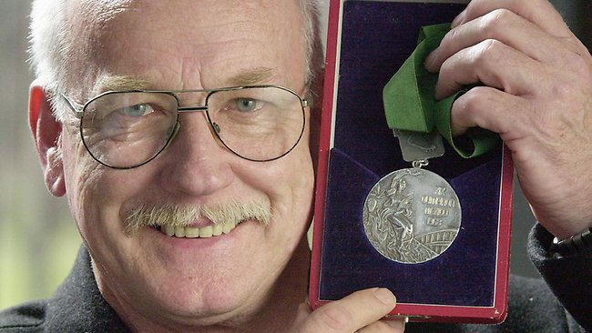 Peter Norman poco prima di morire, con la sua medaglia d'argento.