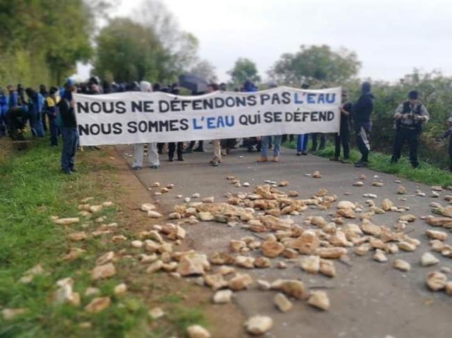 Nous ne defendons pas l'eau. Nous sommes l'eau qui se defend