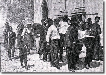 Viene portata via la salma di don Camillo.