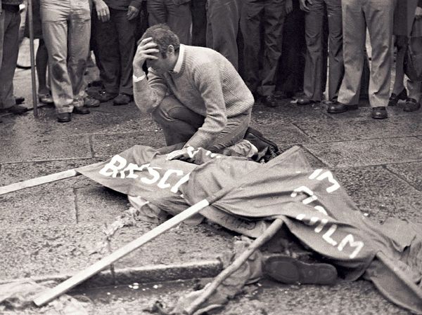 Piazza della Loggia, 28 ‎maggio 1974. Il cadavere di Alberto Trebeschi, insegnante di 36 anni, pianto dal fratello Arnaldo.‎