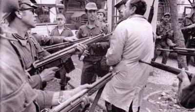 L'arresto di un agente PIDE da parte delle forze armate.