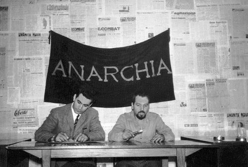 Giuseppe Pinelli (a destra nella foto).