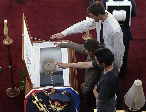 Pinochet finalmente stecchito, compianto dai suoi simili.