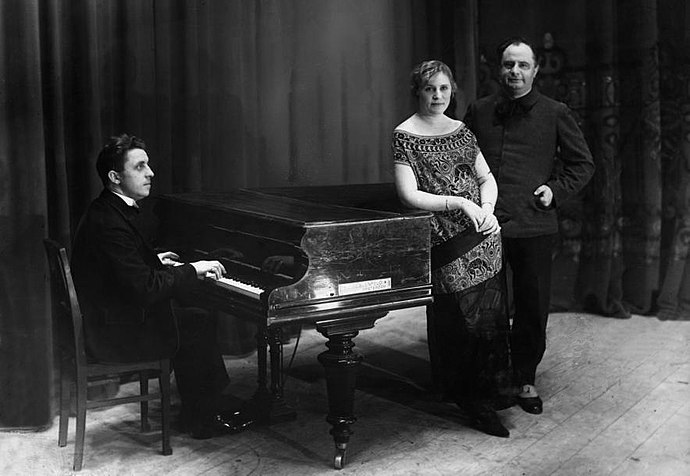 Jean-Louis Pisuisse (al pianoforte) e la moglie Jenny Gilliams. La foto è del 1923.