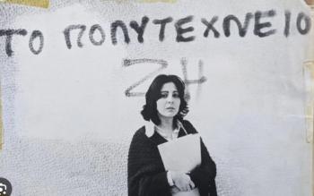 Maria Damanaki nel 1973. Alle sue spalle, sul muro, la scritta: "IL POLITECNICO VIVE".