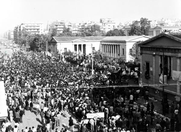 Atene, novembre 1973. Studenti in rivolta all'ingresso del Politecnico, in viale Patissìon.