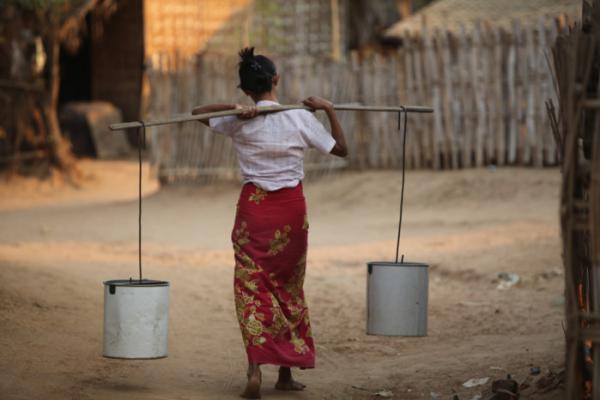 Portatrice d’acqua, Birmania/Myanmar, 2013