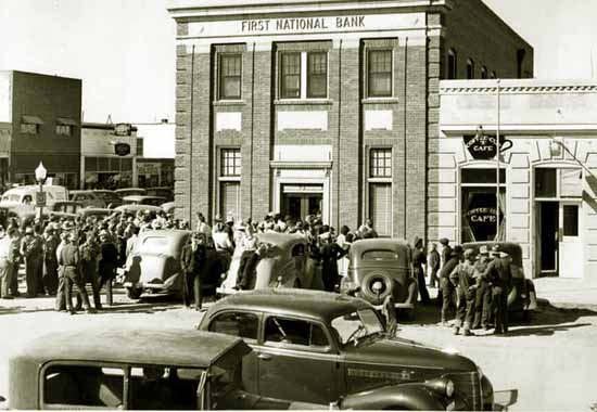 Folla davanti alla banca di Powell dopo l’assalto di Earl Durand