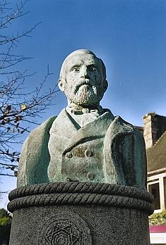 Guerlesquin: il monumento a Prosper Proux inaugurato nel 1919.