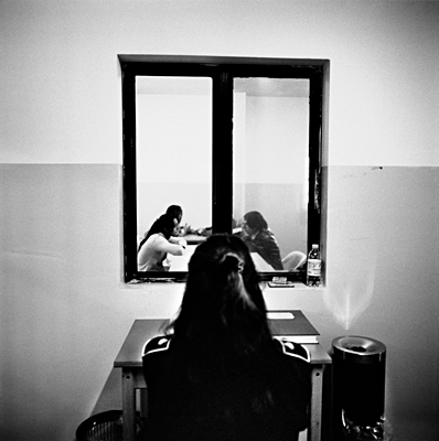 Carcere di Dozza, Bologna. Sala di controllo colloqui. Fotografia di Francesco Cocco, dicembre 2002.