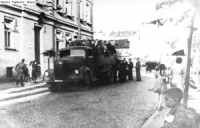 Una piccolissima foto che mostra l'arrivo al lager di Pustków di un gruppo di deportati. E' l'unica testimonianza reperibile in rete.