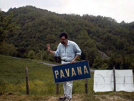 Verghereto, 2000. Riccardo Venturi e un misterioso cartello stradale errante di Pàvana.