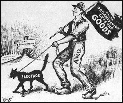 Una caricatura di Ralph Chaplin con la bandiera degli IWW e il gatto nero sabotatore al guinzaglio
