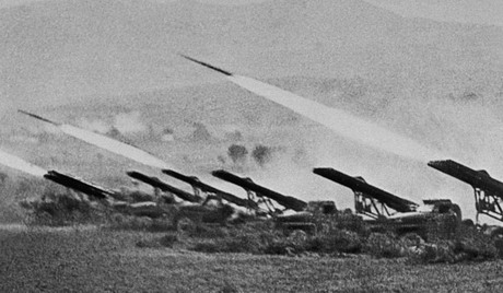 Una batteria di razzi Katjuša in azione.