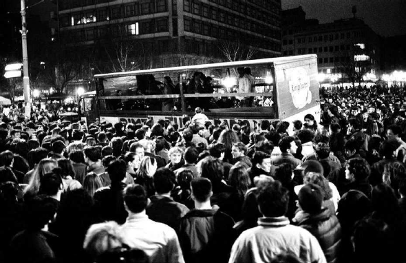 Marzo 1992: ancora il camion-concerto dei Rimtutituki per le strade e le piazze di Belgrado, attorniato da una folla