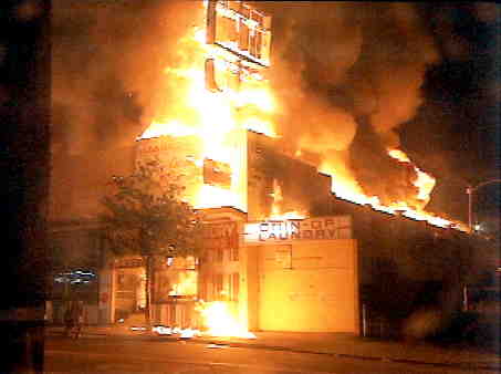 Immagine dalla rivolta di Los Angeles del 1992: negozi in fiamme.