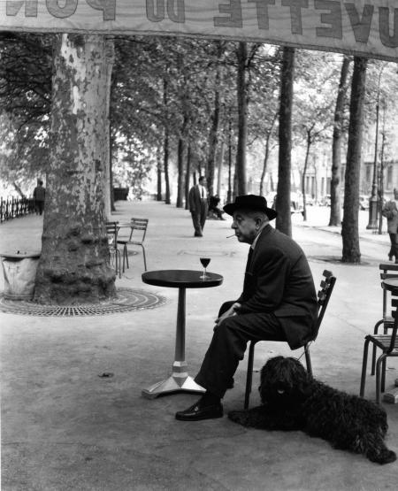 Jacques Prévert fotografato da Robert Doisneau nel 1955.‎