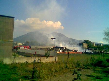 Campo rom in fiamme. Ponticelli (NA), maggio 2008.