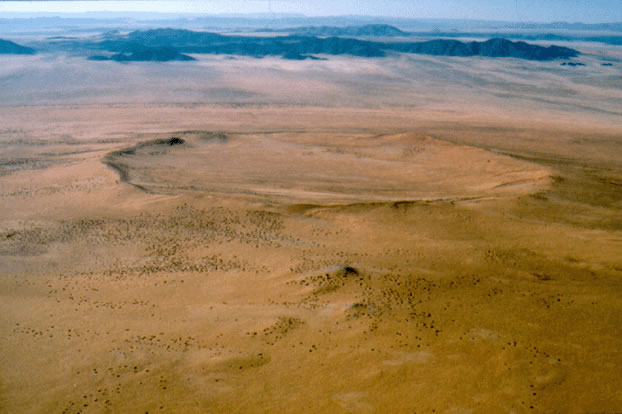 Il cratere meteoritico del Roter Kamm, nel deserto del Namib.