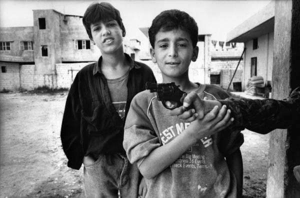 Campo profughi palestinese di Ain al-Hilweh, Sidone, Libano del Sud, 1989, foto di Samer Mohdad.