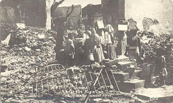 1917, Donne in cerca d’acqua tra le macerie dell’incendio 