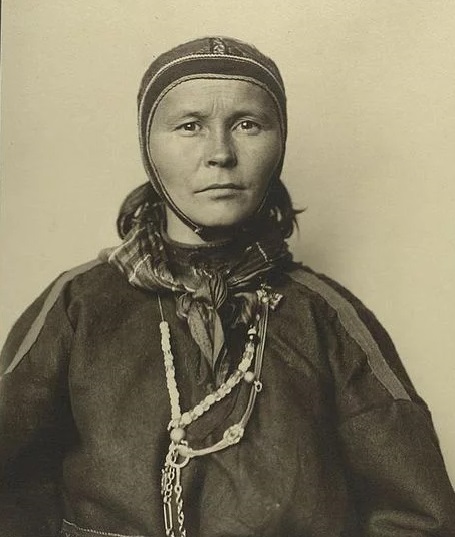 Photo of a S&aacute;mi woman taken at Ellis Island, 1905.
