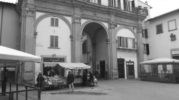 Piazza S. Pier Maggiore e quel che resta d'un mercato / S. Pier Maggiore Square and what is left of a market.