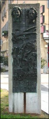 Milano, p.za Santo Stefano. Monumento a Claudio Varalli e Giannino Zibecchi. No allo Stato della violenza, Ora e sempre resistenza.