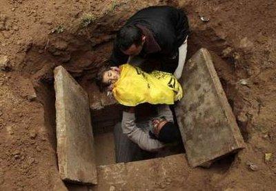 Nella foto, la sepoltura di Lama Hamdan di Beit Hannoun, assassinata all'età quattro anni, il 30 dicembre del 2008.