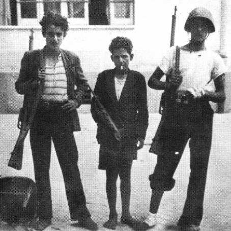 Scugnizzi armati durante l'insurrezione di Napoli, 27-30 settembre 1943.