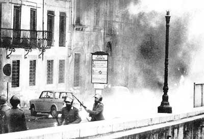 Pisa, lungarno Gambacorti, 5 maggio 1972. Gli scontri tra i manifestanti che vogliono impedire il comizio del fascista Niccolai e la polizia. Franco Serantini viene abbattuto qui.