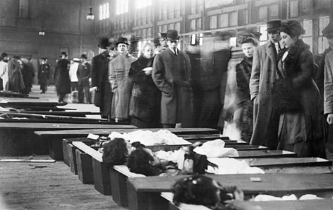 Alcune delle vittime dell'incendio.