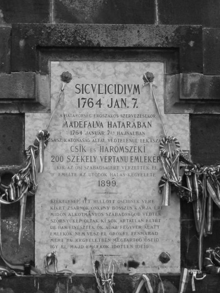 Lapide a Siculeni/Madéfalva a ricordo del “Siculicidium”, la strage dei Siculi perpetrata dalle truppe asburgiche nel 1764