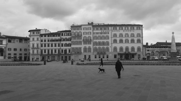 Piazza Santa Maria Novella. Una signora e il suo cagnolino nero davanti a un grand hôtel vuoto. / Place de Santa Maria Novella. Une dame avec son petit chien noir en face d'un grand-hôtel vide.