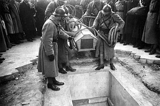 Inhumation du Soldat Inconnu sous l’Arc de Triomphe à Paris, le 28 janvier 1920