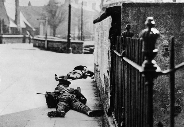 Dublino, aprile 1916. Soldati inglesi in azione. Un’immagine così simile alle tante dell’Ulster, decine d’anni dopo… 