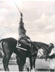 Benito Mussolini a cavallo con la Spada dell'Islam.