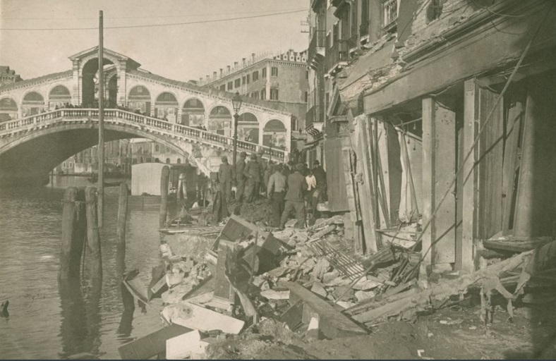 18 novembre 1917: la birreria Spiess presso il ponte di Rialto distrutta durante l'incursione aerea.