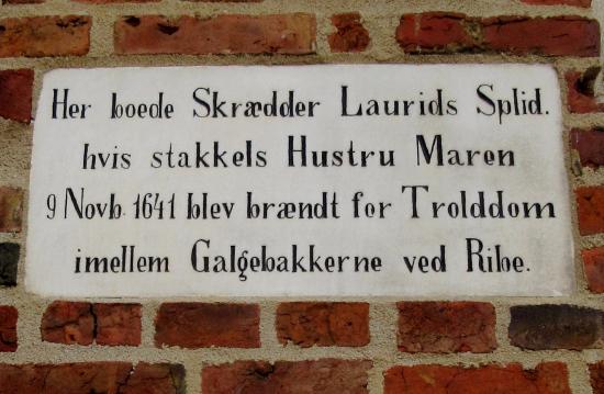 "Qui abitava il sarto Laurids Splid, la cui sventurata moglie Maren, il 9 novembre 1641, fu arsa per stregoneria al patibolo di Ribe". Lapide sulla casa dei coniugi Splid, Sønderportsgade 3, Ribe (Danimarca).