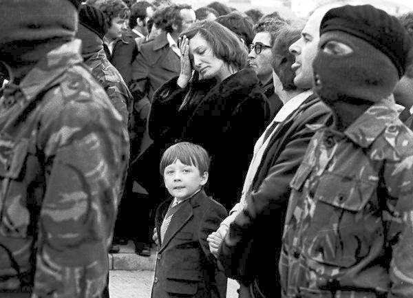 “The Woman Cried”: il figlio e la moglie di Bobby Sands al funerale del militante repubblicano, 7 maggio 1981