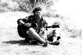 Il "maestro di cerimonie" Vivian Stanshall, che annuncia gli strumenti.