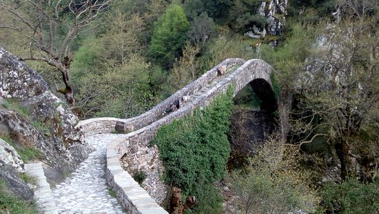 Il ponte di Trizólo, negli Agrafa.