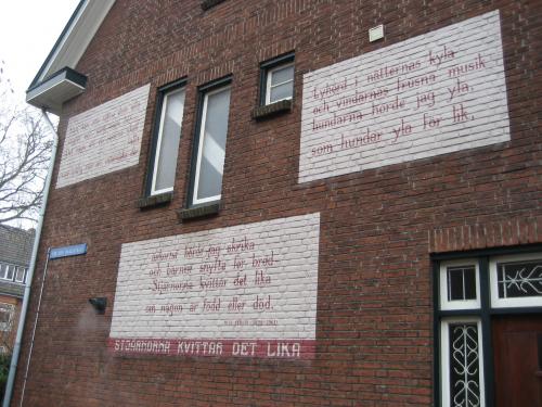 Il testo di Stjärnorna kvittar det lika come mural su una casa olandese di una Van der Waalsstraat di una città o cittadina che non si sa.