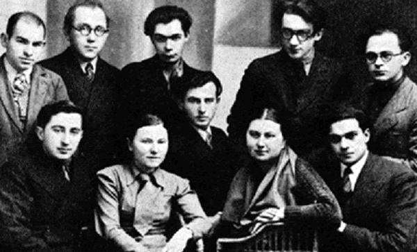 Vilnius, 1938. Un gruppo di giovani ebrei della città lituana. Avrom Sutzkever è il secondo da sinistra, in piedi.