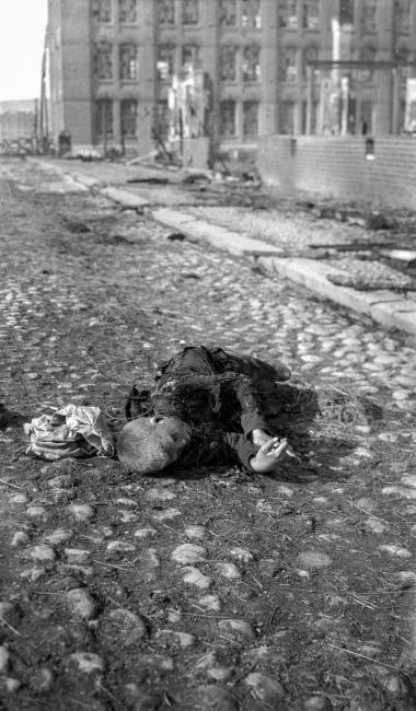 Il corpo di un bambino nella Suvantokatu dopo la Battaglia di Tampere.