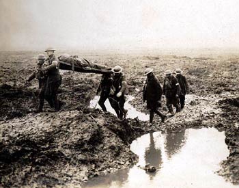 Trasporto di un ferito per le paludi di Passendale, Fiandre, 1916. La foto è di J.R.R.Tolkien.